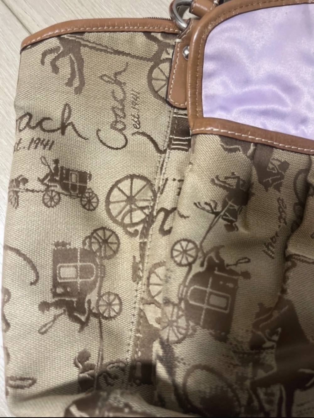Preloved [100 % Authentic] vintage Coach Horse & Carriage Jacquard Pleated Tote - Picture 4 of 11